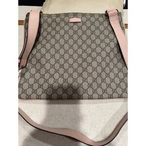 Gucci GG Supreme messenger bag with pink patent leather